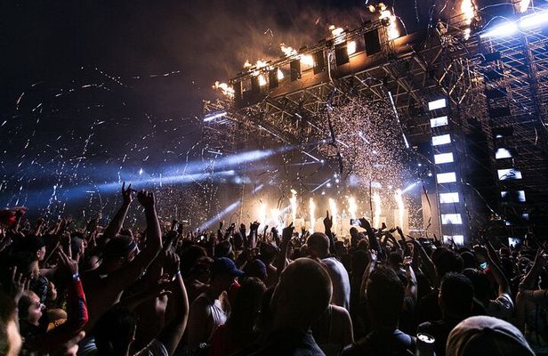 Skip-the-Line at Vegas Clubs with a Party Bus!