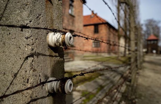 From Kraków: Auschwitz-Birkenau Tour with Lunch Box and Pick Up