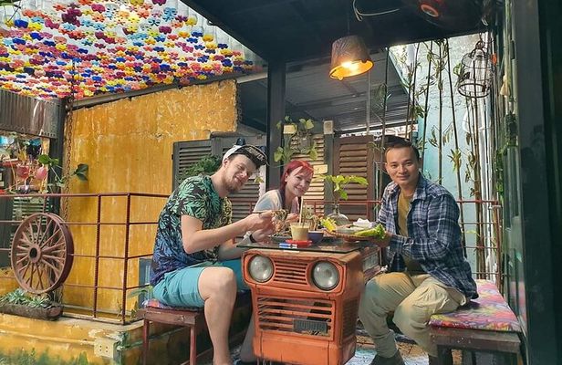 Hanoi Michelin Star Walking Food Tour & Train Street