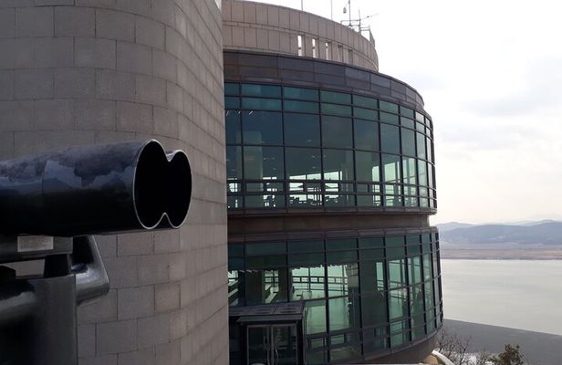 Glimpse into North Korea in 4 hours' layover tour