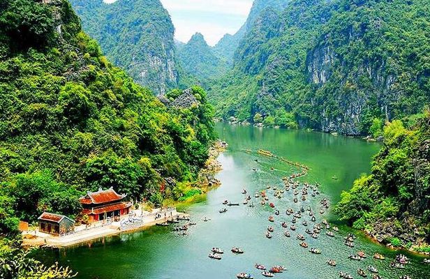 Full-Day Trang An, Hoa Lu and Mua Cave Tour with Lunch