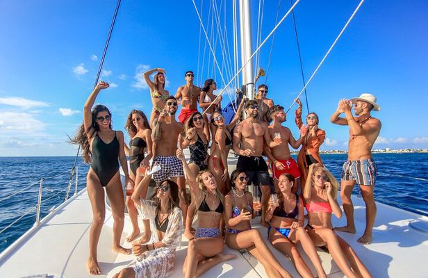 Catamaran to Isla Mujeres Snorkeling Tour with Open Bar and Lunch