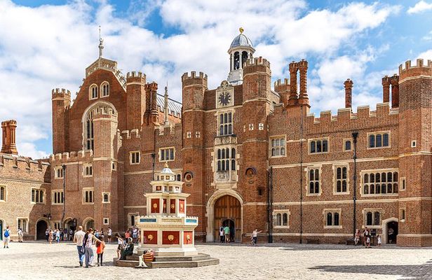 Skip-the-line Hampton Court Palace from London by Car