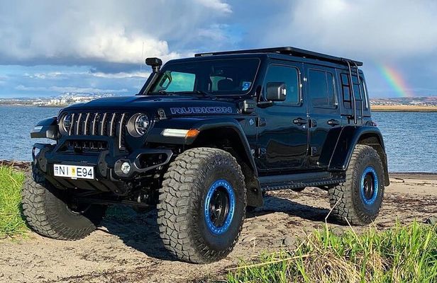 Highlights of Iceland / private guided super Jeep tour