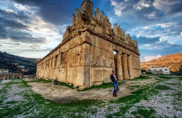 Half-Day Private Tour to Qasr al-Abd and Ancient Caves