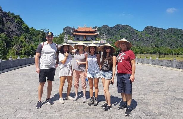 Full-Day Tour : Hoa Lu, Tam Coc Boat Ride, Mua Cave & Buffet