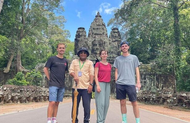 Private sunrise 'small tour' of Angkor Wat with car or van & Guide