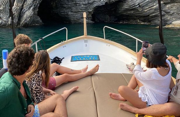 Relaxing Boat Tour with Aperitif in Cinque Terre