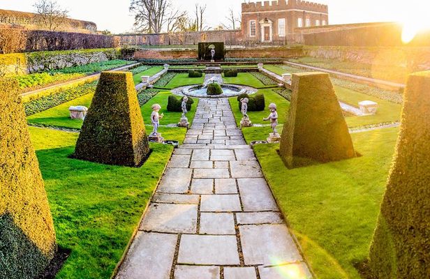 Hampton Court Walking Tour