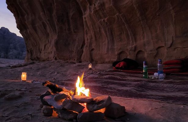 2 Day Wadi Rum Tour: Traditional Dinner and Starlit Cave Camp