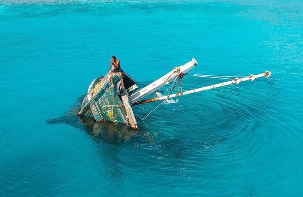 Maafushi: Ship wreck & Nurse shark snorkeling with Dolphin watching