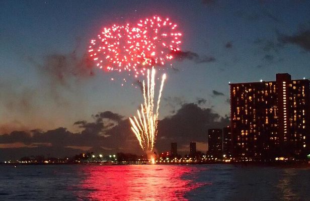 Honolulu Sunset & Friday Fireworks Dinner Cruise