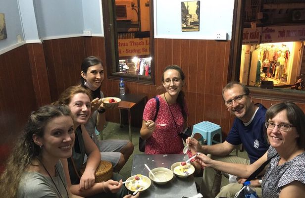 Street food on foot with a local-Asian Promise