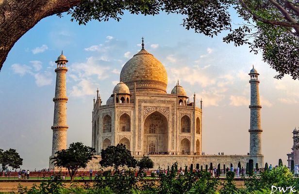 Taj Mahal Guided Tour With Lunch and Entry Fee From Jaipur