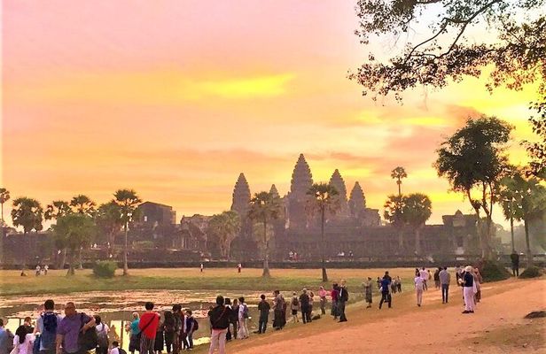 Personalized Angkor Wat Sunrise Guided Tour by TukTuk