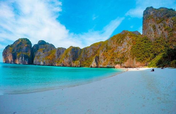 Small-Group Sunrise Tour to Phi Phi Island from Phuket