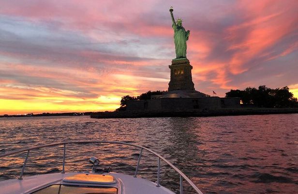 Private Luxury Sunset Boat Tour in New York City - 1 Hour