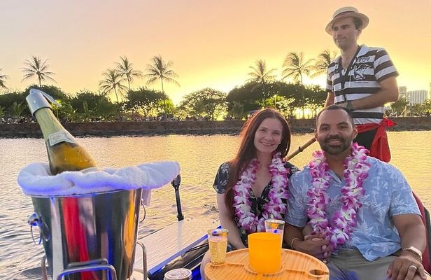 Small Group Venetian Gondola Cruise in Waikiki with Pastries