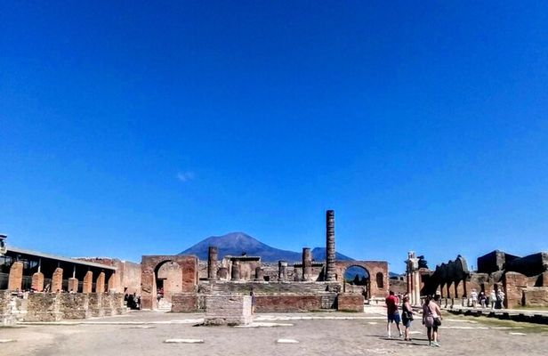 Exploring Pompeii