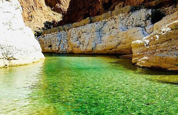 Private Full-Day Wadi Shab and Bimmah Sinkhole Tour