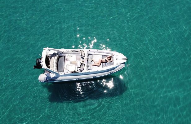 Private 7m 250hp speed boat tour Shipwreck Blue caves up to 8pax