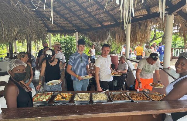 discovery and adventure of the local Dominican life in small group