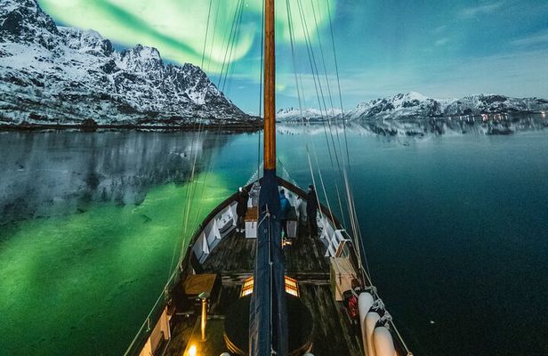 Luxury Northern Lights Yacht Cruise with Hot Tub from Tromsø