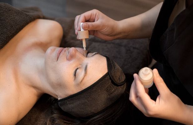 45 Minute Beauty Parenthèse Facial Treatment in Burgundy