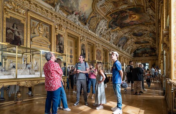 Paris Louvre Museum: Small Group Guided Highlights Tour