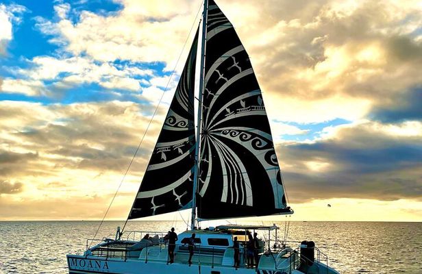 Moana’s Sunset Cocktail Sail Along Oahu's Waikiki Coast