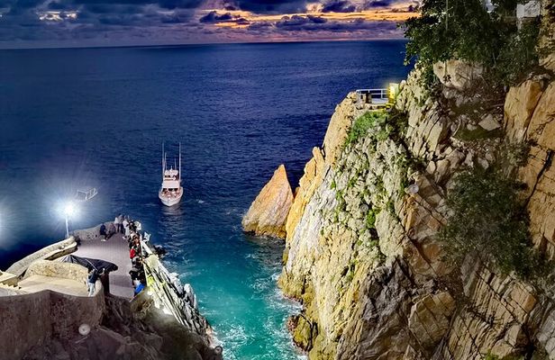 Sunset + High Cliff Divers La Quebrada at La Perla - Only Drinks