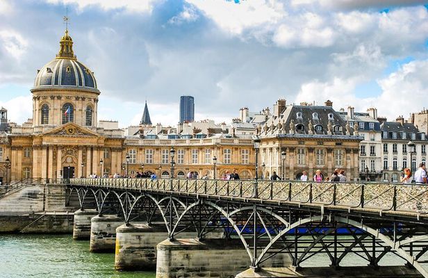 Seine River Walking Tour with Optional Musée d'Orsay and Cruise
