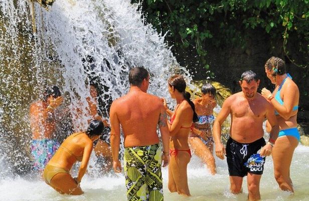 Dunn's River Falls, shopping and lunch