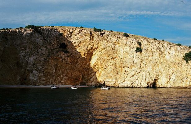 Take a half-day trip to the wild bays with captain Adorio & Dino 