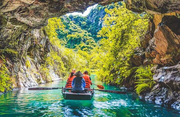 Hoa Lu Ancient Capital and Trang An Scenic Boat Tour from Hanoi