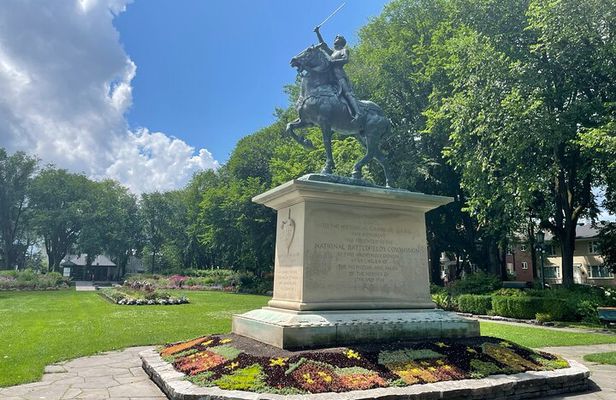 Montcalm & St. Jean Baptiste districts walking tour (2,5h) 