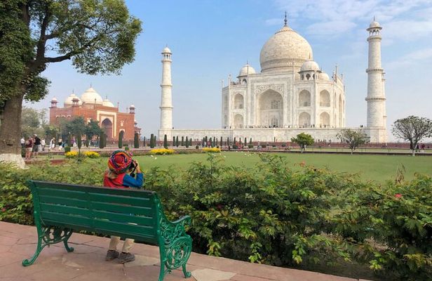 From Delhi: All-Inclusive Taj Mahal Tour by Gatiman Express Train