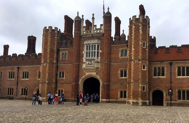 Private Tour: Hampton Court Palace Day Trip from London