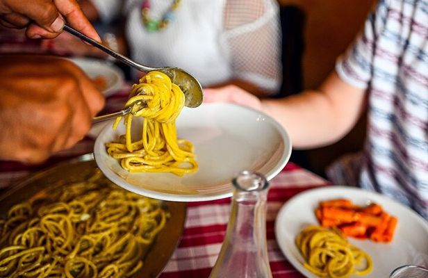 Rome Food Tour in the Historic Centre with 8+ Food Tastings