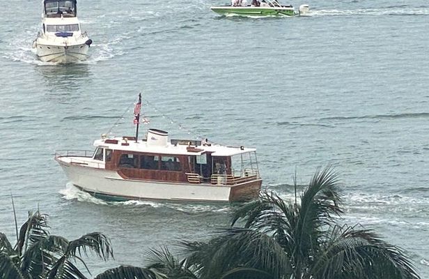 1 hour 30 minutes Miami Millionaire Row Yacht on Biscayne Bay-25 Passenger limit