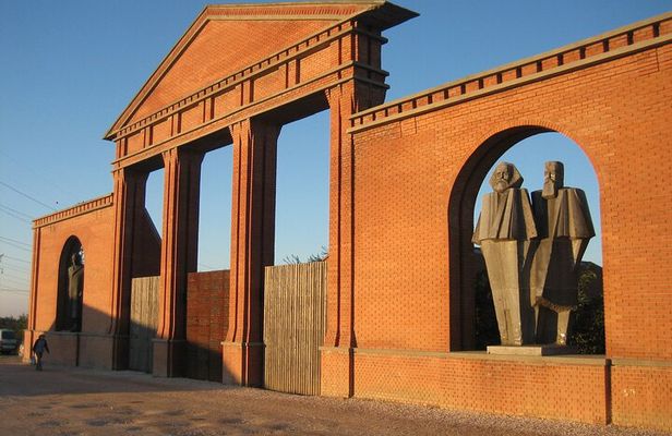 Guided Tour with Admission in Memento Park