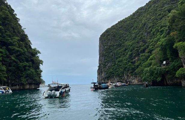 Phi Phi Islands and Maya Bay Tour by Speedboat from Krabi