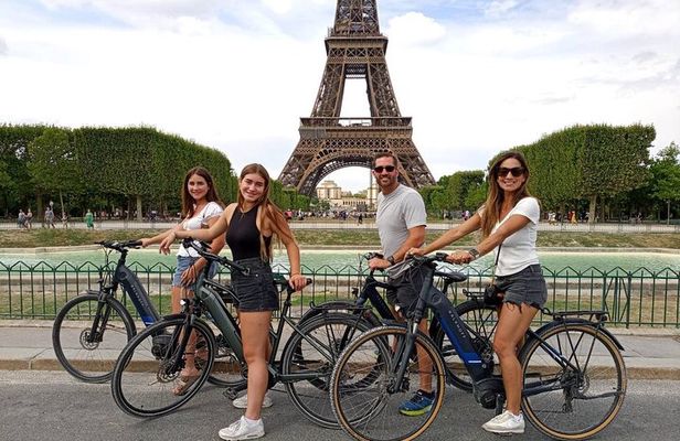 Private Paris E-bike city highlights tour