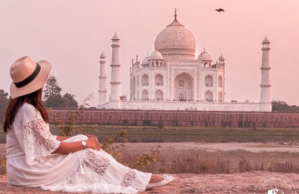 From Mumbai: 2-Days Taj Mahal Sunrise Tour with Flight & Hotel