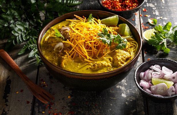Thai Cooking Class and Visit to the Local Market with your English-speaking guide