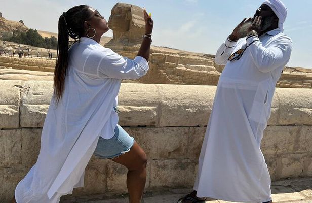 8-Hours Private Guided Tour in Giza , Egyptian Museum & Market with Lunch