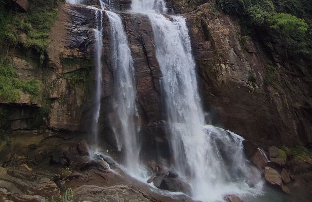 Half-Day Private Trip to Waterfalls and Tea Factory