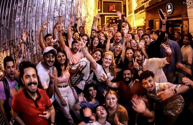 Istanbul Party Pub Crawl with Party Bus in Sultanahmet and Taksim