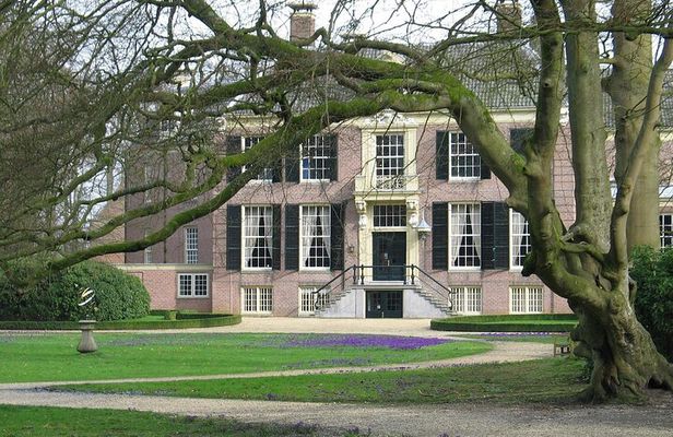 Full-Day Private Historic Royal Tour around Palaces and Castles