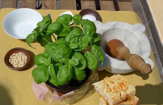 Cinque Terre: Authentic Pesto Cooking Class & Wine in Manarola